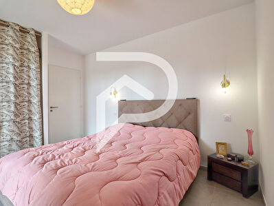 APPARTEMENT RECENT VOLX TYPE 3 AVEC TERRASSE VUE ET DEUX PLACES DE PARKING