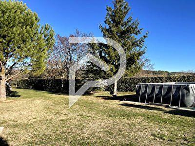VILLA DE PLAIN-PIED AU CALME, AVEC TERRAIN DE 2700M2, GARAGE, VÉRANDA