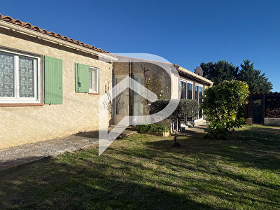 VILLA DE PLAIN-PIED AU CALME, AVEC TERRAIN DE 2700M2, GARAGE, VÉRANDA