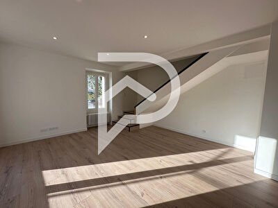 MAISON DE VILLE TYPE 6 RENOVEE AVEC TERRASSE ET PARKING VINON SUR VERDON