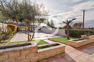 VILLA TYPE 5 TERRASSE PISCINE JARDIN PARKING