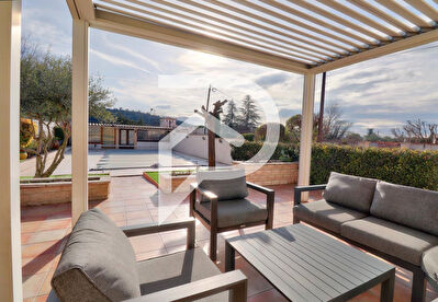 VILLA TYPE 5 TERRASSE PISCINE JARDIN PARKING