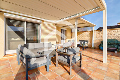 VILLA TYPE 5 TERRASSE PISCINE JARDIN PARKING