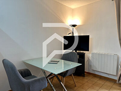 STUDIO MEUBLE DE 24.40 m2 AVEC TERRASSE JARDIN ET PARKING