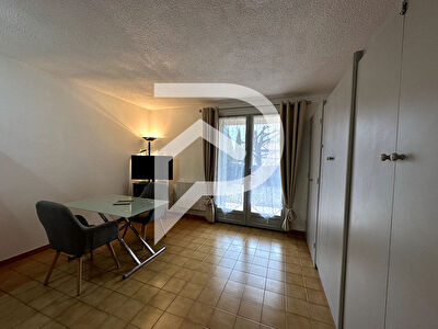 STUDIO MEUBLE DE 24.40 m2 AVEC TERRASSE JARDIN ET PARKING