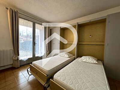 STUDIO MEUBLE DE 24.40 m2 AVEC TERRASSE JARDIN ET PARKING