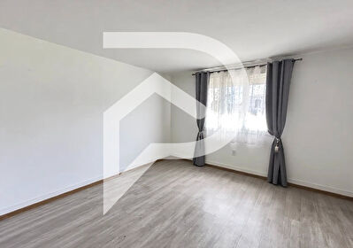APPARTEMENT TYPE 4 REZ DE CHAUSSEE DANS RESIDENCE FERMEE LOGGIA CAVE ET PARKING