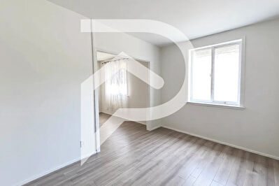 APPARTEMENT TYPE 4 REZ DE CHAUSSEE DANS RESIDENCE FERMEE LOGGIA CAVE ET PARKING