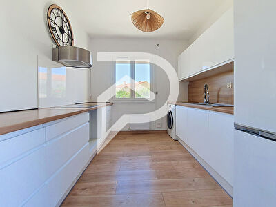 Appartement  T4 80m²  terrasse et parking