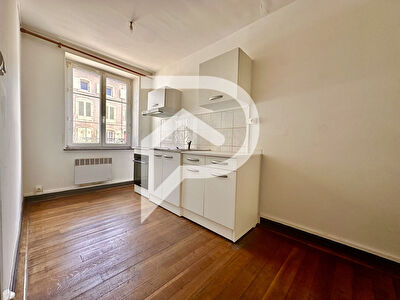 Appartement avec local situé au rez-de-chaussée