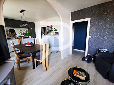 Appartement 4 pièces avec vue sur le parc, cave, cellier et garage automatisé.