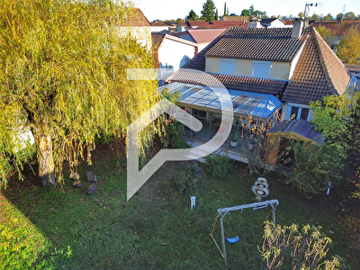 Maison familiale avec piscine et parc à Dagneux