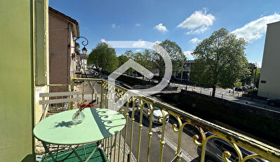 Appartement T5 de caractère en bordure de Sereine