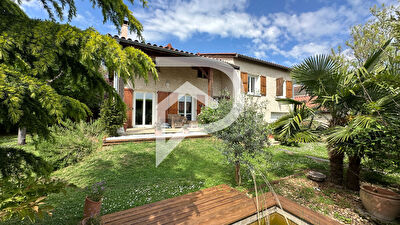 Maison de famille au coeur de la ville - Avec jardin et dépendances
