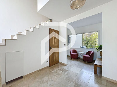 Maison de haut standing, situé dans secteur calme et prisé