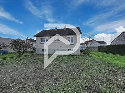 Maison individuelle avec sous-sol total, garage et terrain de 576 m²