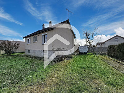 Maison individuelle avec sous-sol total, garage et terrain de 576 m²