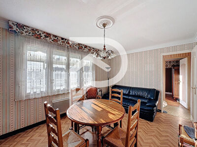 Maison individuelle avec sous-sol total, garage et terrain de 576 m²
