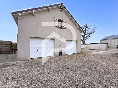 Maison avec 3 studios indépendants et potentiel locatif, Marville-Moutiers-Brûlé