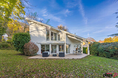 ECHENEVEX- Maison d'architecte avec vue Mont-Blanc !