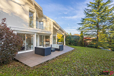 ECHENEVEX- Maison d'architecte avec vue Mont-Blanc !