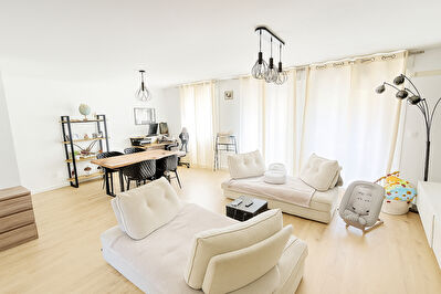 À vendre ! Beau T3 rénové de 87m² avec terrasse, loggia et cave.