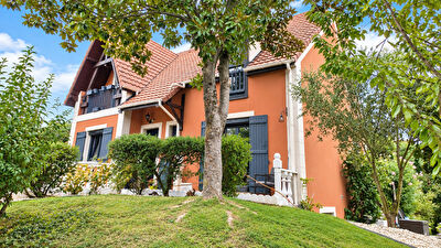 Mandres-les-Roses - Maison familiale de 200 m² avec piscine, jacuzzi, véranda climatisée et jardin paysagé