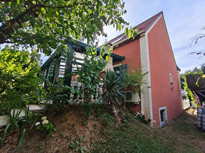 Mandres-les-Roses - Maison familiale de 200 m² avec piscine, jacuzzi, véranda climatisée et jardin paysagé