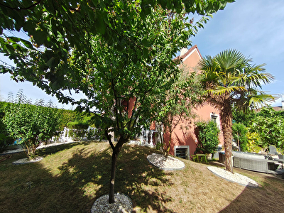 Mandres-les-Roses - Maison familiale de 200 m² avec piscine, jacuzzi, véranda climatisée et jardin paysagé