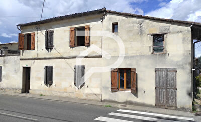 Maison de ville en pierre au coeur de Galgon