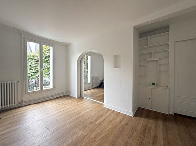 **Maison divisée en deux appartements ? 184 m² au sol (123 m² Carrez) ? Jardins privatifs ? 2 garages fermés**