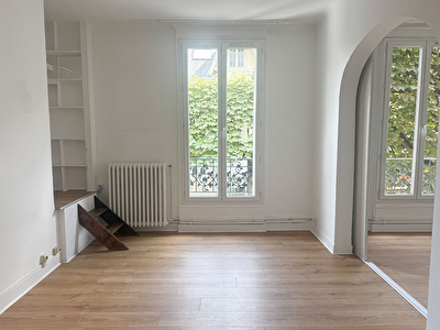 **Maison divisée en deux appartements ? 184 m² au sol (123 m² Carrez) ? Jardins privatifs ? 2 garages fermés**
