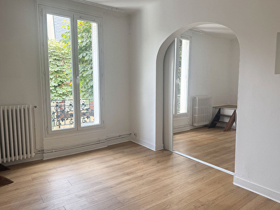 **Maison divisée en deux appartements ? 184 m² au sol (123 m² Carrez) ? Jardins privatifs ? 2 garages fermés**