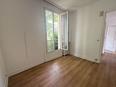 **Maison divisée en deux appartements ? 184 m² au sol (123 m² Carrez) ? Jardins privatifs ? 2 garages fermés**