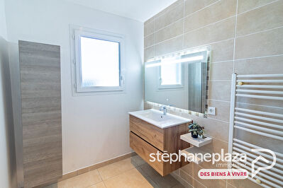 Maison de plain pied 4 chambres, buanderie, terrain clos, proche Bouvent