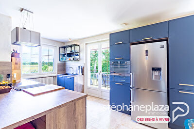 Propriété composée d'une maison entièrement rénovée de 133m² habitables sur 3164m² de terrain, avec piscine !