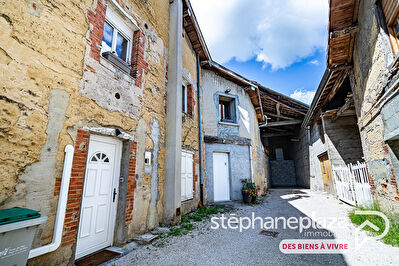 Appartement T4 en triplex de 96,55m² au centre de PRIAY, avec garage de 23m², grenier, dépendance de 38.7m² au sol et jardinet privatif