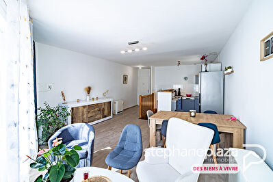 Appartement T4 en triplex de 96,55m² au centre de PRIAY, avec garage de 23m², grenier, dépendance de 38.7m² au sol et jardinet privatif