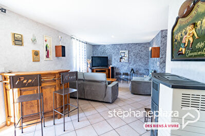 Maison de PLAIN-PIED de 126m² habitables et hors lotissement avec salle de bien-être, garage et carport!