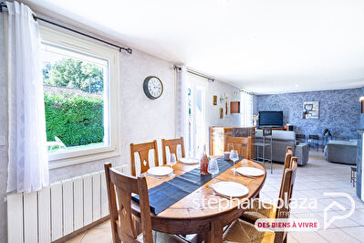 Maison de PLAIN-PIED de 126m² habitables et hors lotissement avec salle de bien-être, garage et carport!