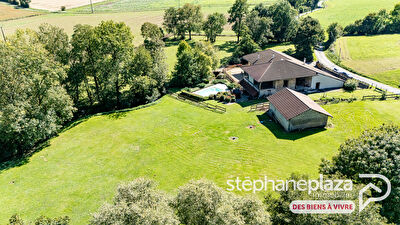 Ancien moulin rénové avec dépendances (4 logements possibles) et piscine - 343 m² - terrain 1.3ha -