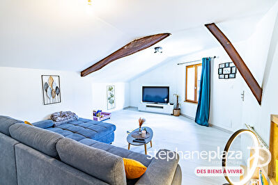 Appartement T4 en triplex de 96,55m² au centre de PRIAY, avec garage de 23m², grenier, dépendance de 38.7m² au sol et jardinet privatif