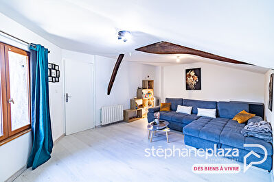 Appartement T4 en triplex de 96,55m² au centre de PRIAY, avec garage de 23m², grenier, dépendance de 38.7m² au sol et jardinet privatif