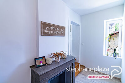 Appartement T4 en triplex de 96,55m² au centre de PRIAY, avec garage de 23m², grenier, dépendance de 38.7m² au sol et jardinet privatif