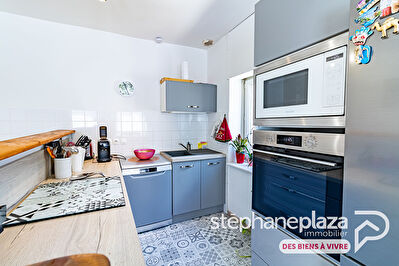 Appartement T4 en triplex de 96,55m² au centre de PRIAY, avec garage de 23m², grenier, dépendance de 38.7m² au sol et jardinet privatif