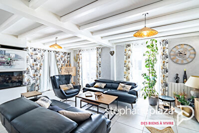 Maison de 150m², 4 chambres, garages et dépendances sur 979 m² de terrain avec piscine