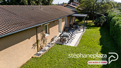 Maison de PLAIN-PIED de 126m² habitables et hors lotissement avec salle de bien-être, garage et carport!