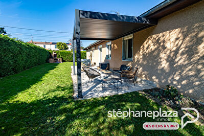 Maison de PLAIN-PIED de 126m² habitables et hors lotissement avec salle de bien-être, garage et carport!
