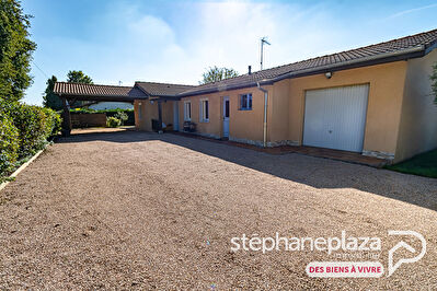 Maison de PLAIN-PIED de 126m² habitables et hors lotissement avec salle de bien-être, garage et carport!