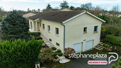 Maison de 130m², 5 chambres, sur sous-sol complet semi-enterré : garage de près de 125m² et 1080m² de terrain au centre de Chalamont!
